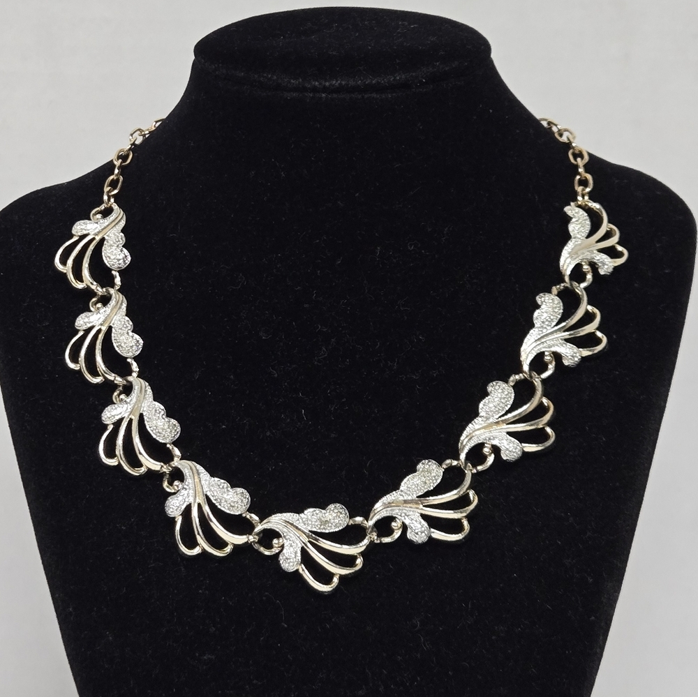 Vntg Sarah Coventry Gold/Silver Frosted Feather Necklace EUC 16-18"